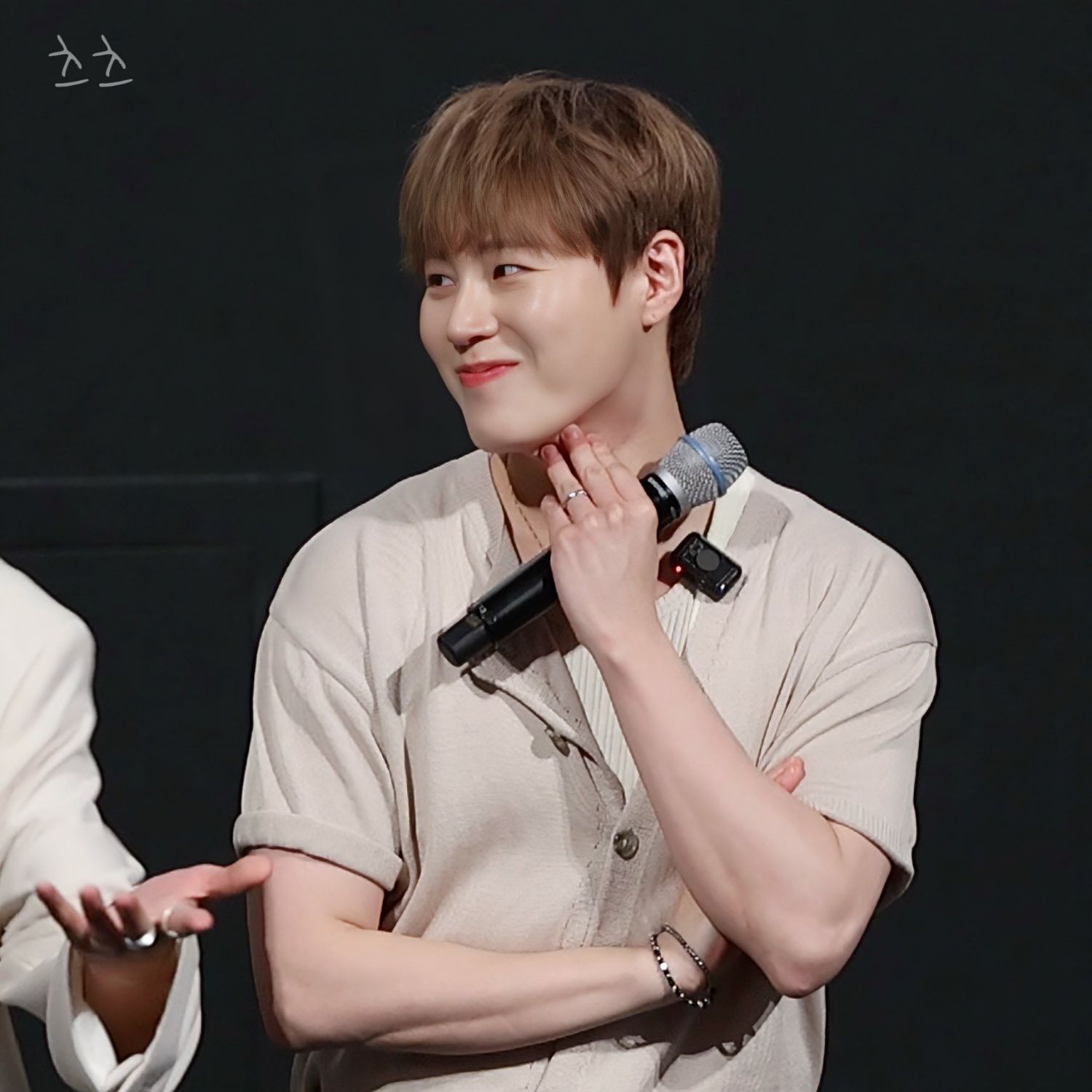 A moment captured by Ha Sungwoon's fan