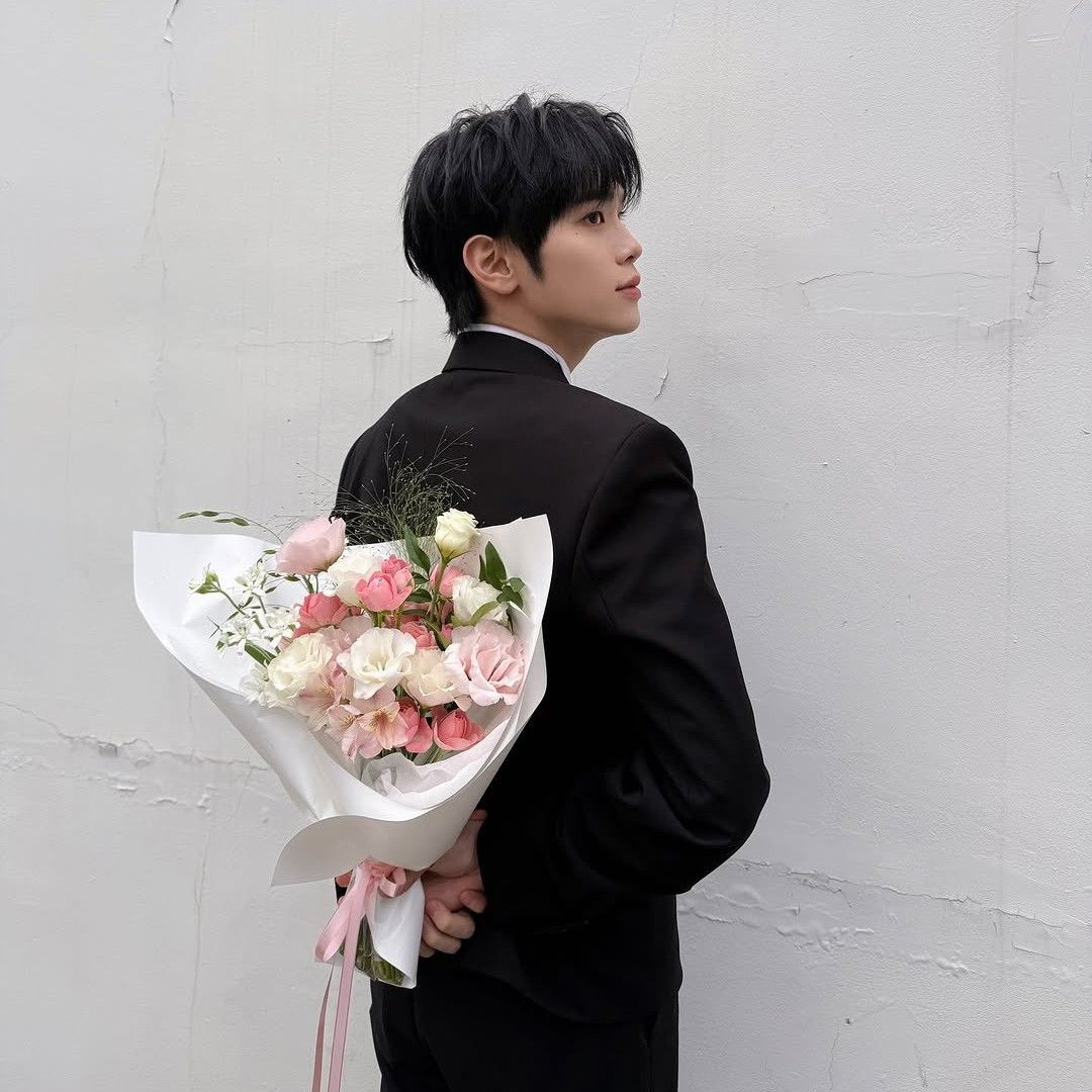 Recent activity shot of Kim Taerae (ZEROBASEONE)