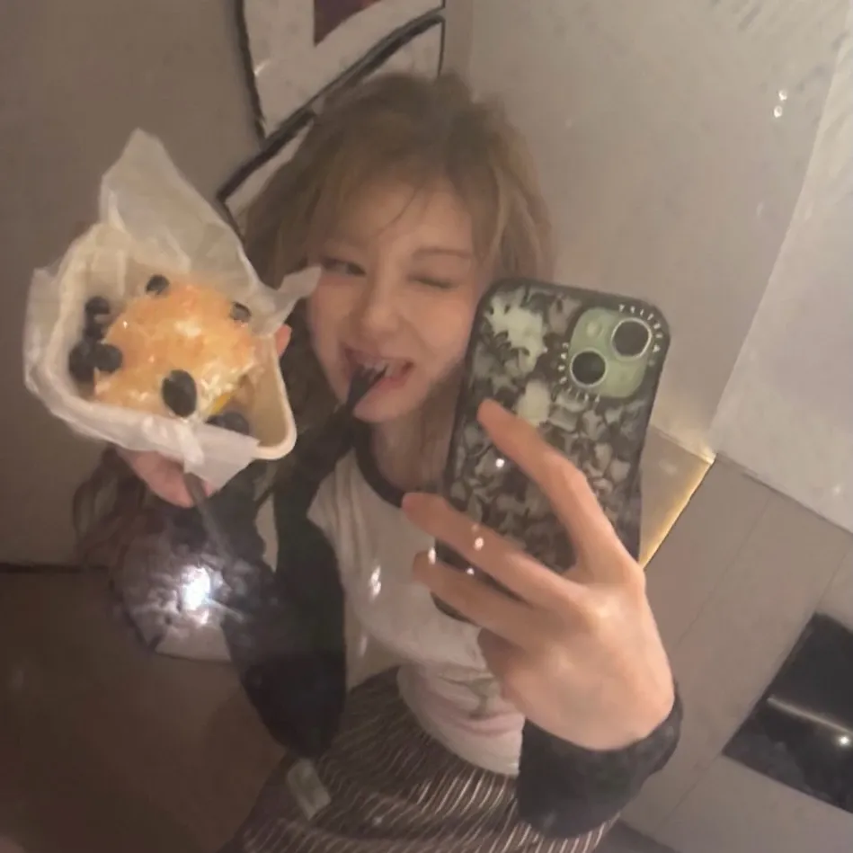 Behind-the-scenes cut of Lee Chaeyeon