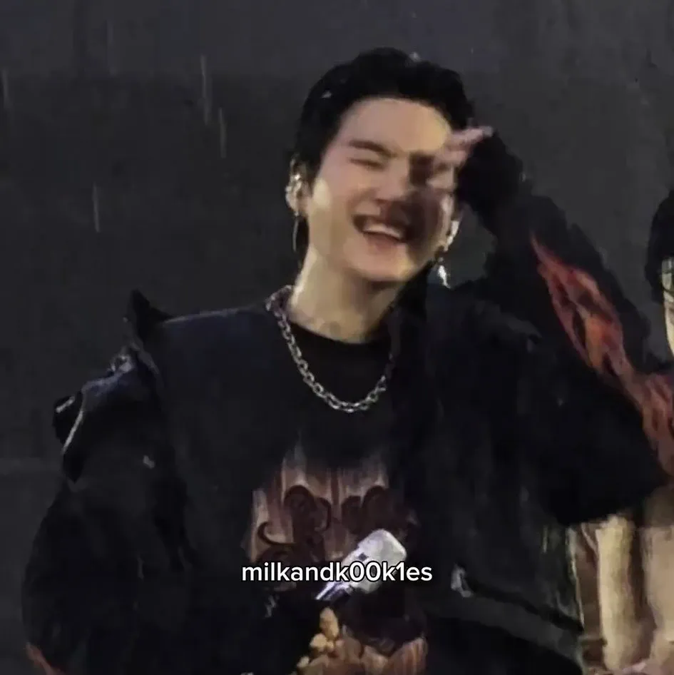 Foto aktivitas terbaru SUGA (BTS)