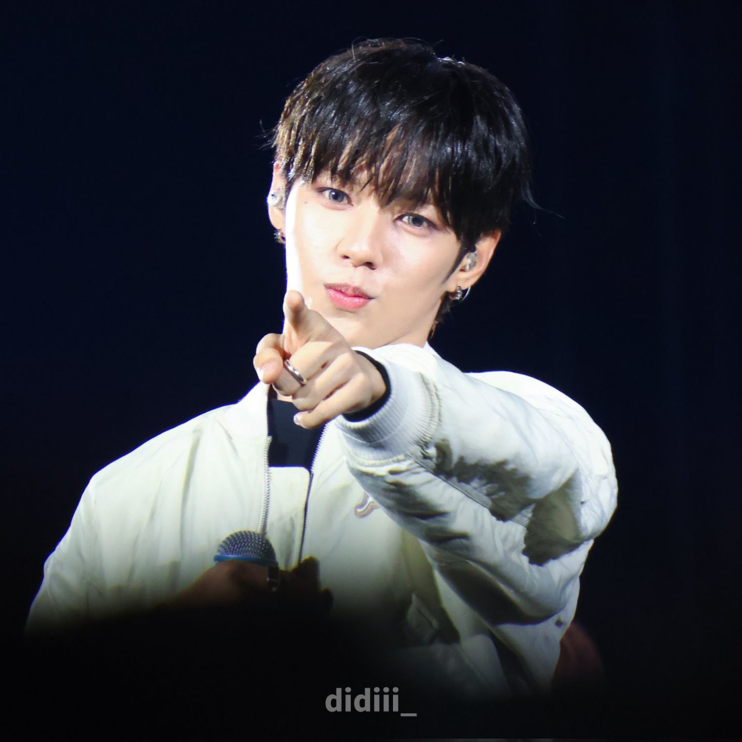 A moment captured by JL (AHOF)'s fan