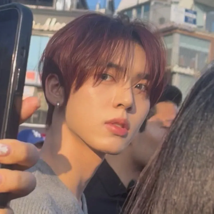 A moment captured by Han Yujin (AND2BLE)'s fan
