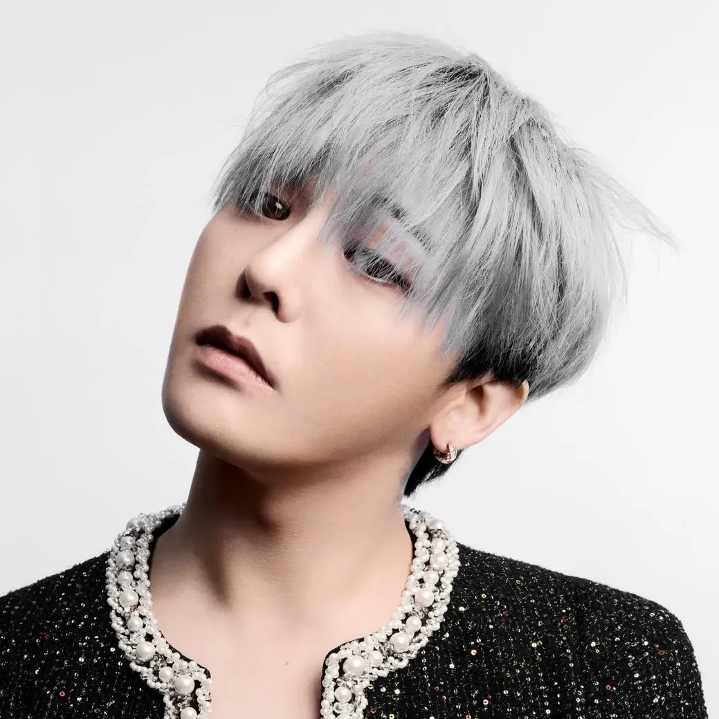 Foto aktivitas terbaru G-DRAGON (BIGBANG)
