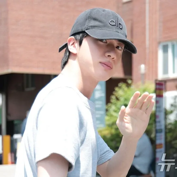 Foto aktivitas terbaru Jin (BTS)