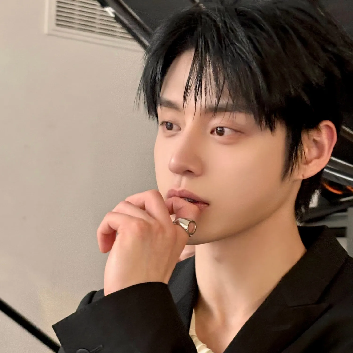 Behind-the-scenes cut of Kim Jiwoong (ZEROBASEONE)