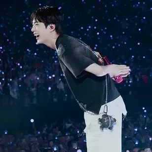 Foto aktivitas terbaru Jin (BTS)