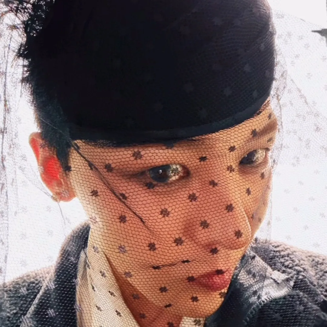 Foto aktivitas terbaru G-DRAGON (BIGBANG)