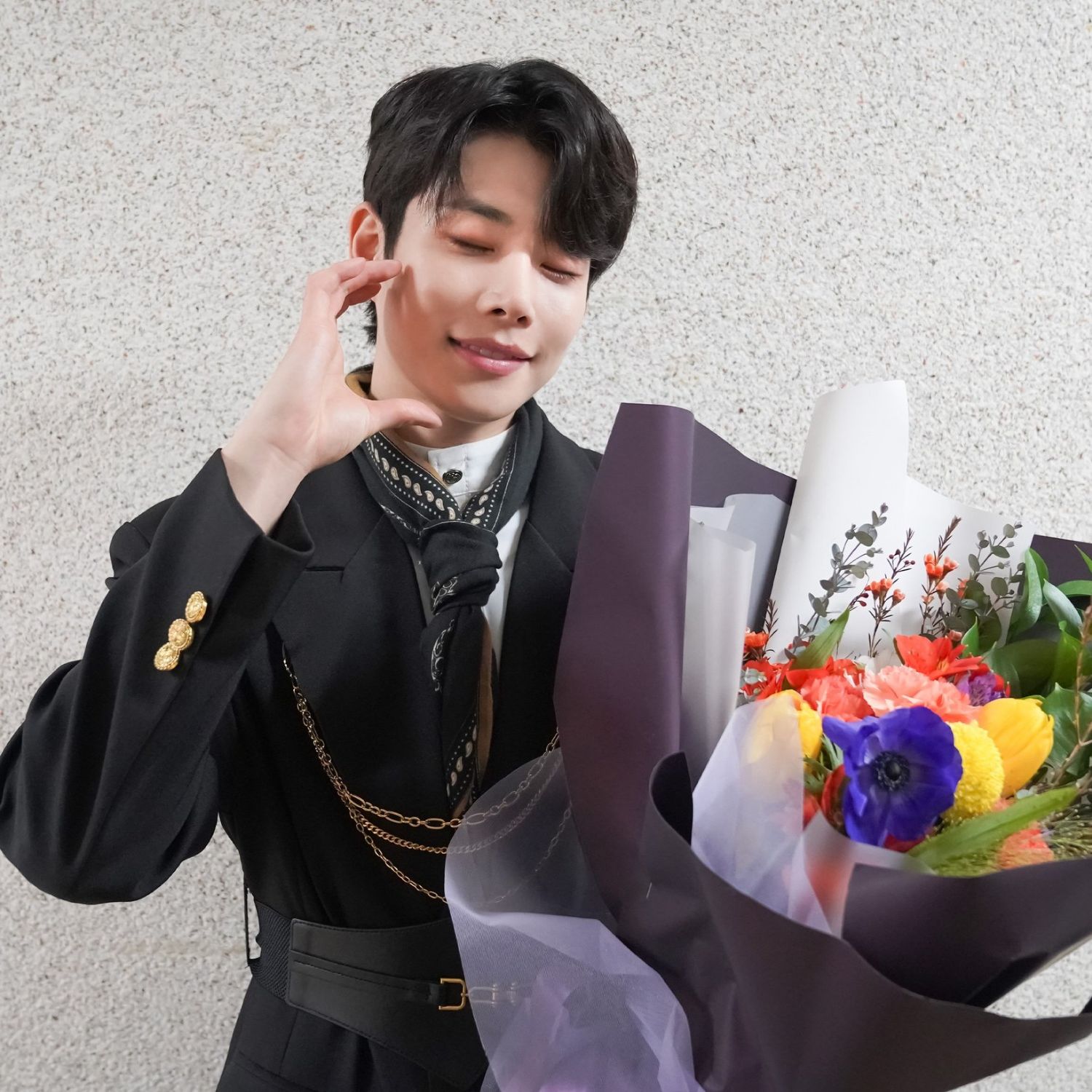 A moment captured by MJ (ASTRO)'s fan