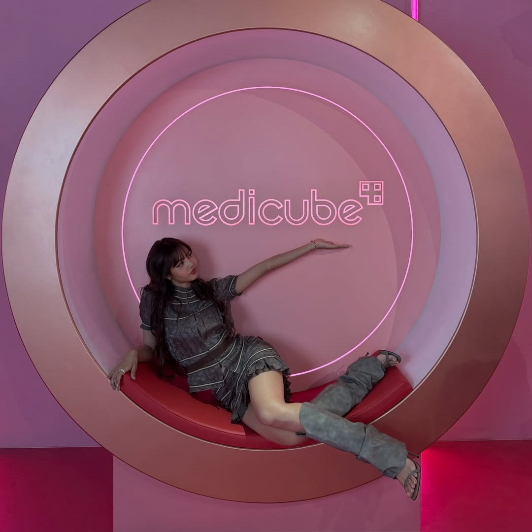 Foto aktivitas terbaru Lisa (BLACKPINK)