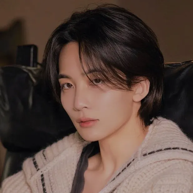 Recent activity shot of Jeonghan (SEVENTEEN)