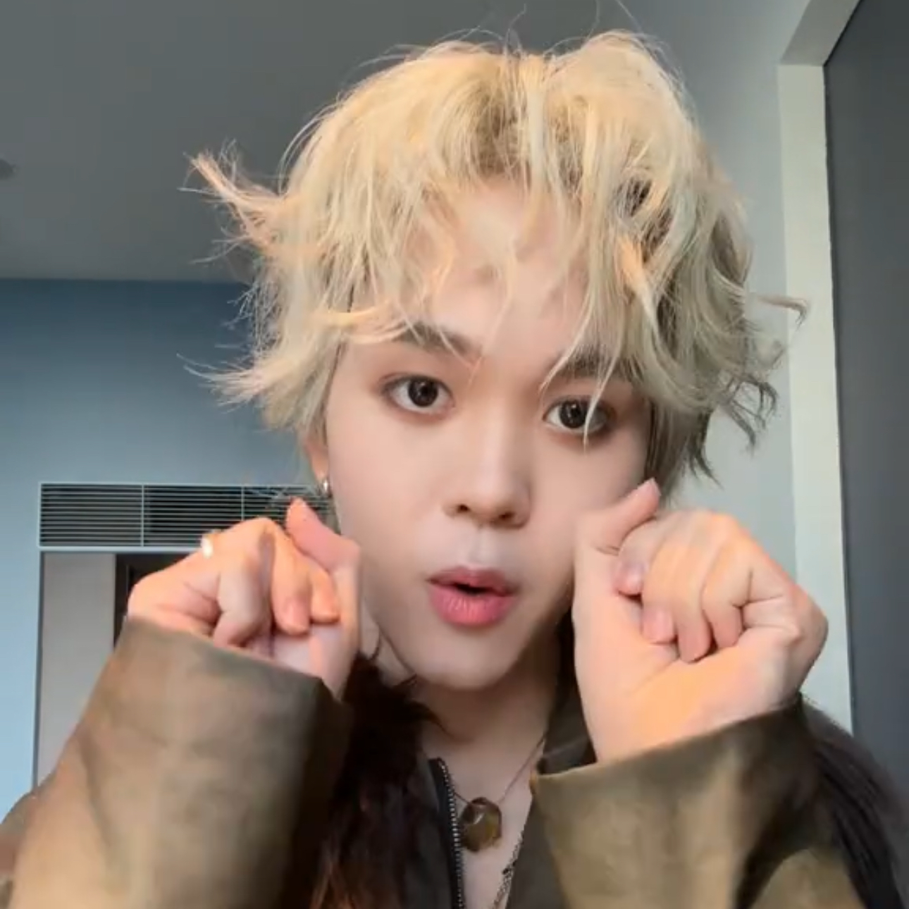 A moment captured by THI-O (NexT1DE)'s fan