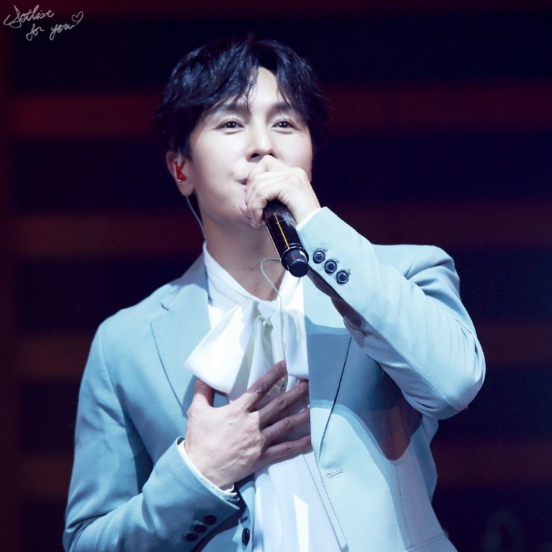 A moment captured by Kim Dongwan (SHINHWA)'s fan