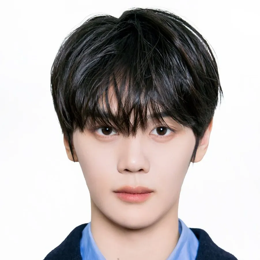 Behind-the-scenes cut of Kim Gyuvin