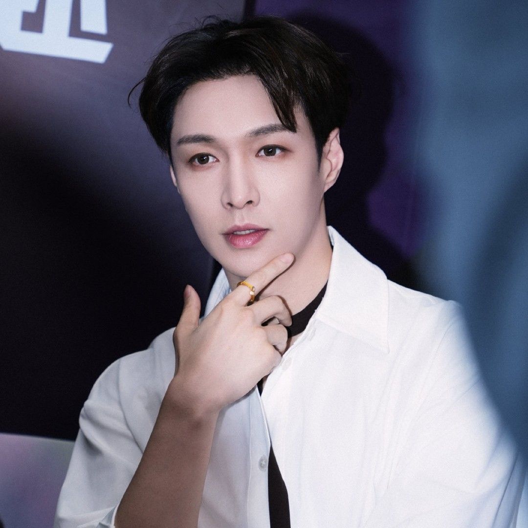 Latest photo of Lay (EXO)