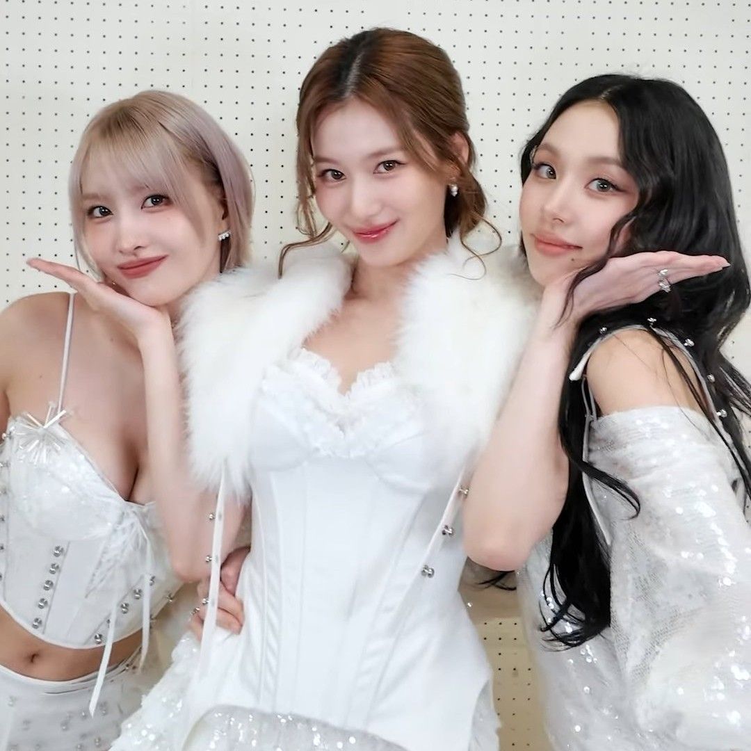 모모 (TWICE)의 최신 사진