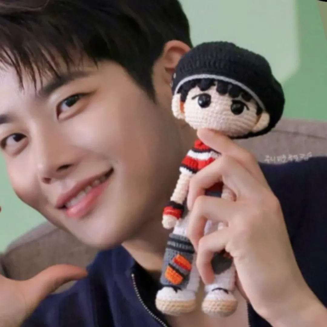 A moment captured by MJ (ASTRO)'s fan