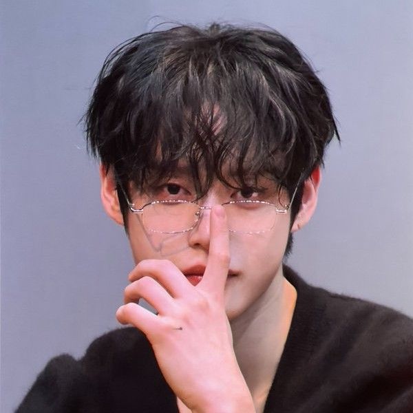 Behind-the-scenes cut of Kim Jiwoong (ZEROBASEONE)