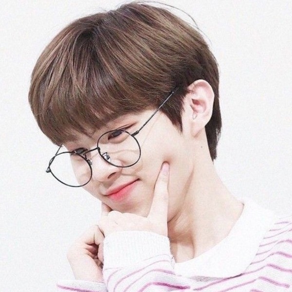 팬들이 사랑하는 김우석의 인기 프로필 사진