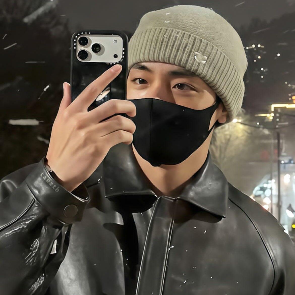 Behind-the-scenes cut of V (BTS)