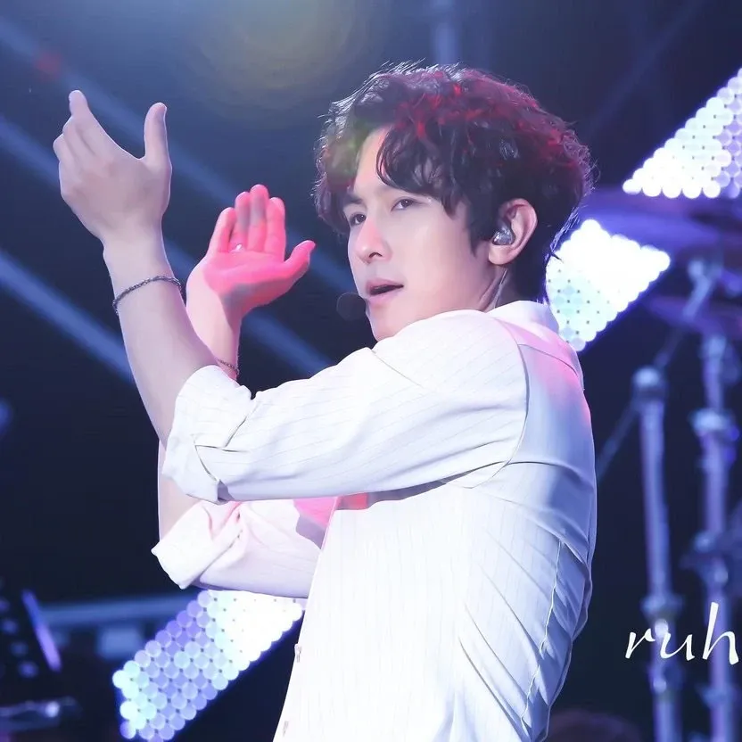 A moment captured by Kim Dongwan (SHINHWA)'s fan