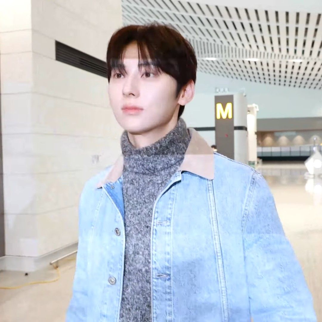 A moment captured by Hwang Minhyun's fan