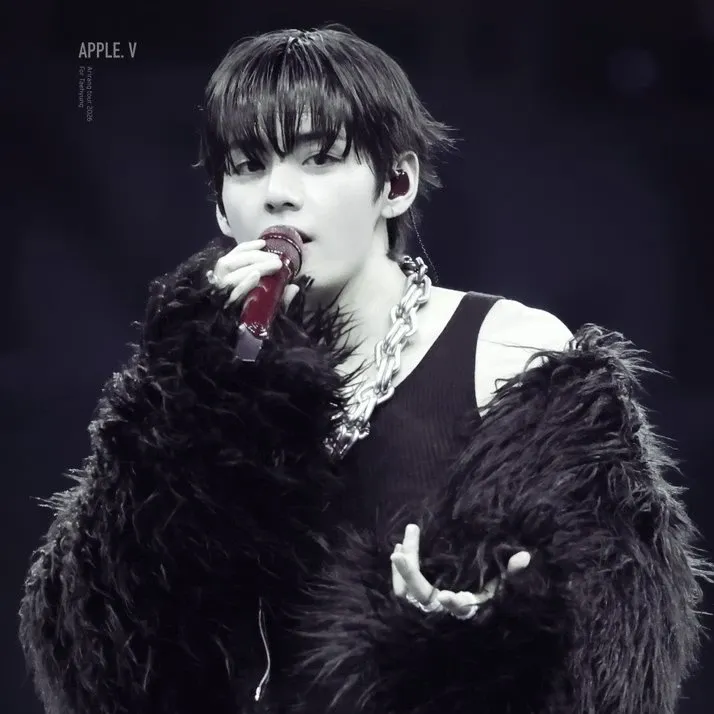 뷔 (방탄소년단)의 최신 사진