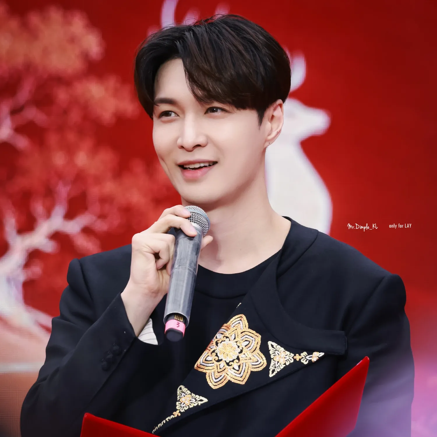 Behind-the-scenes cut of Lay (EXO)