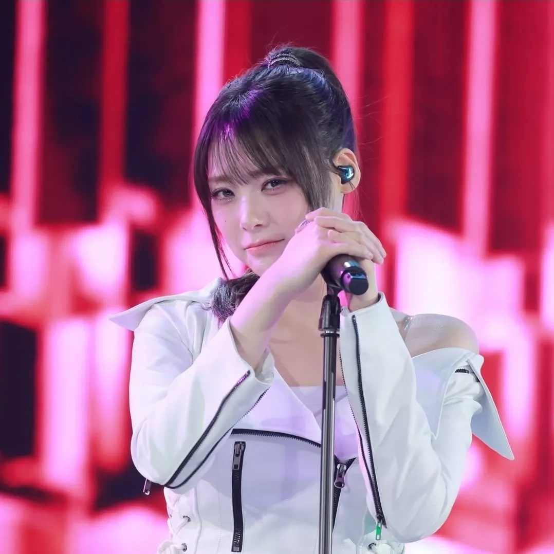 A moment captured by Siyeon (QWER)'s fan