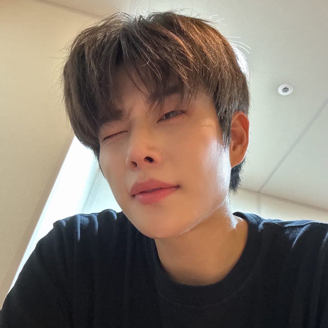 A moment captured by MJ (ASTRO)'s fan