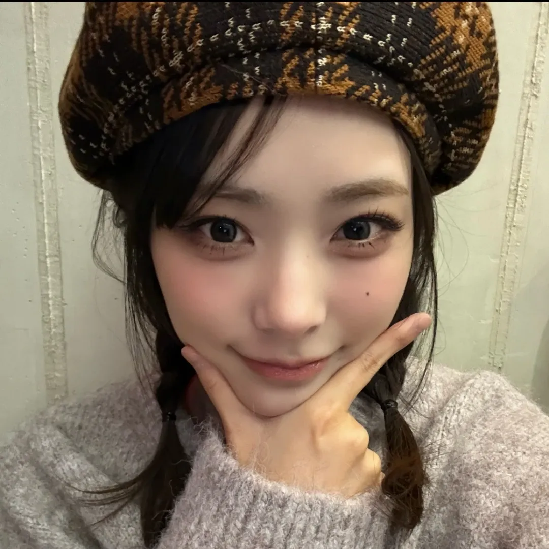 Behind-the-scenes cut of Siyeon (QWER)