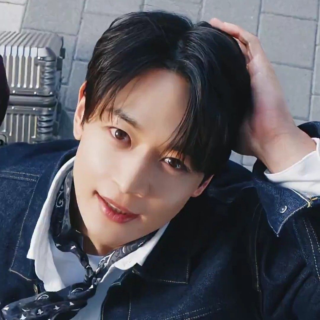 Latest photo of Minho (SHINee)