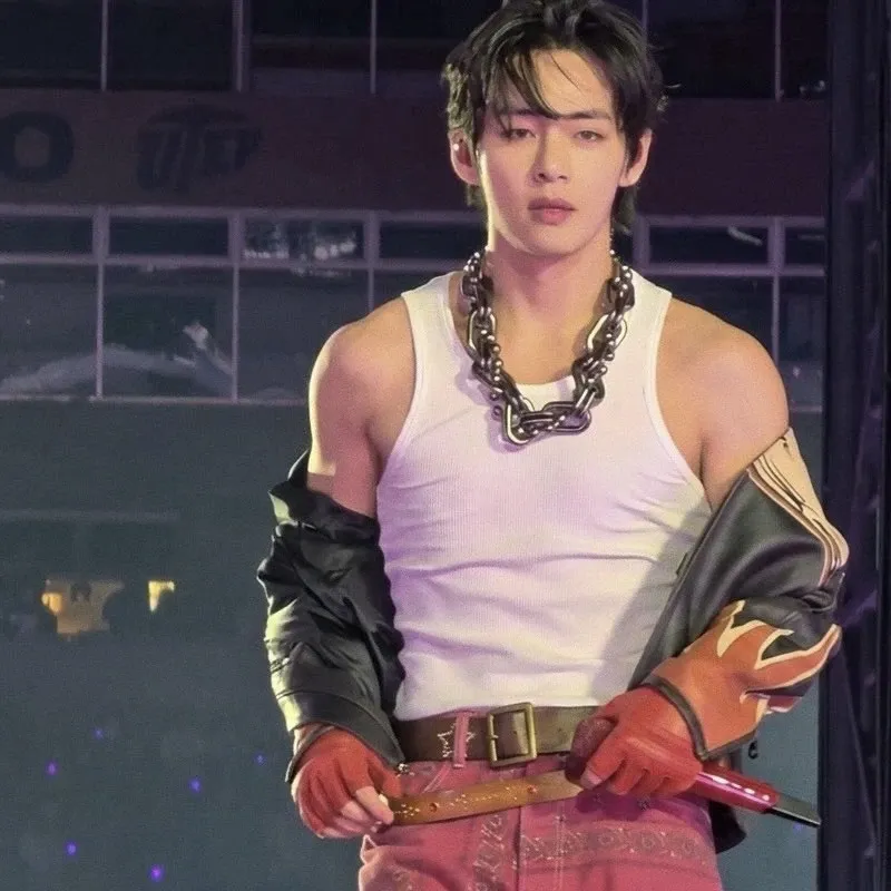 Behind-the-scenes cut of V (BTS)
