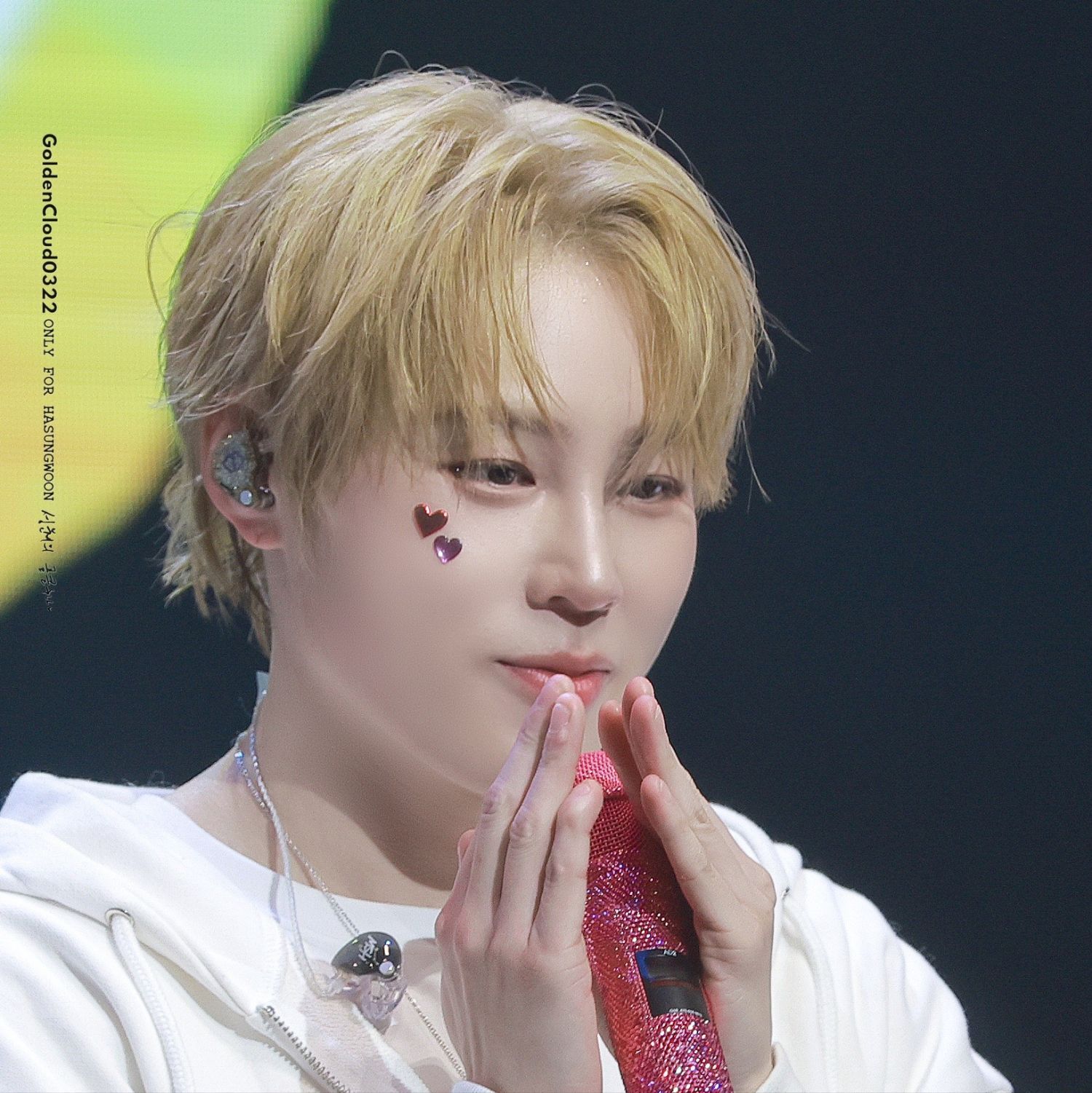 A moment captured by Ha Sungwoon's fan