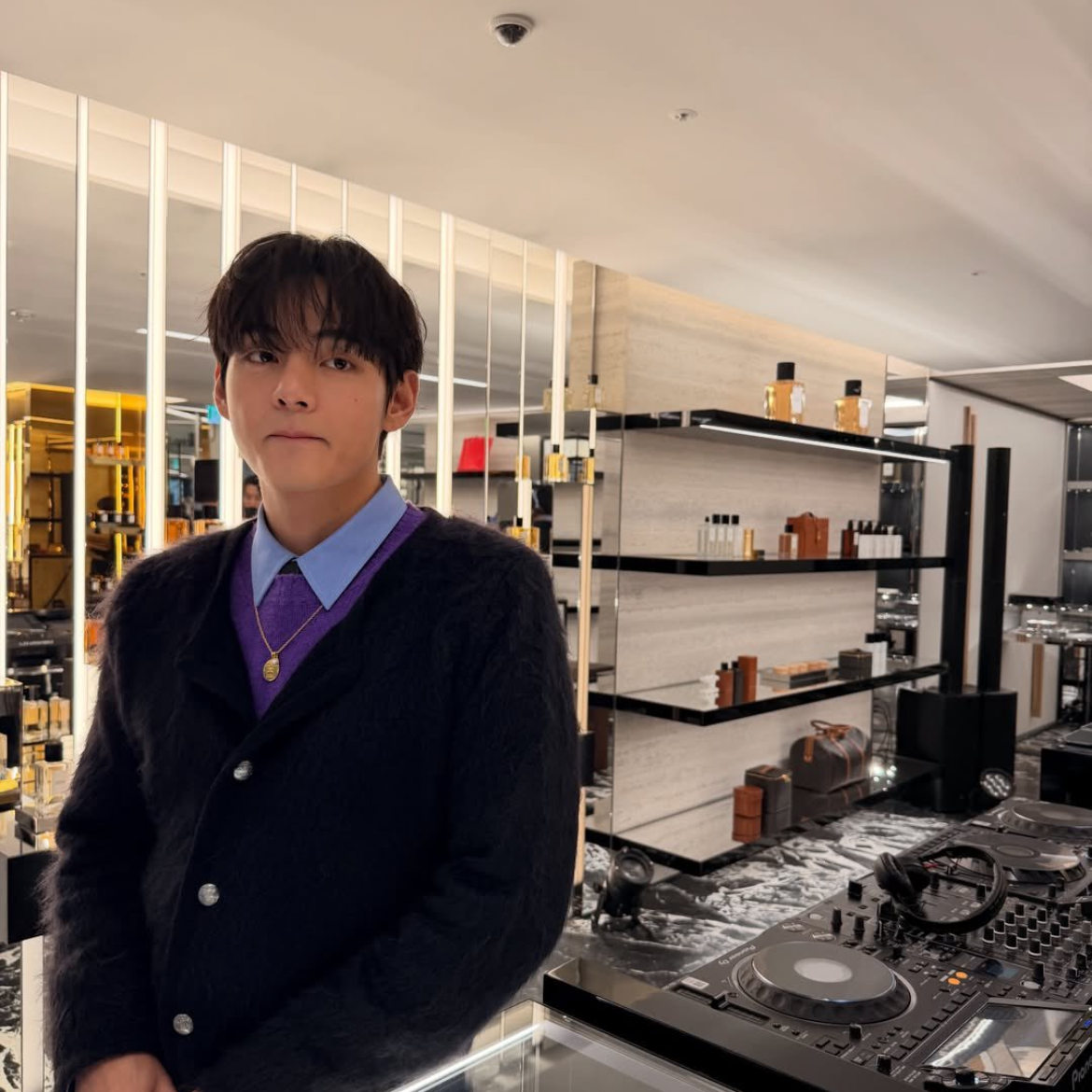 Foto aktivitas terbaru V (BTS)