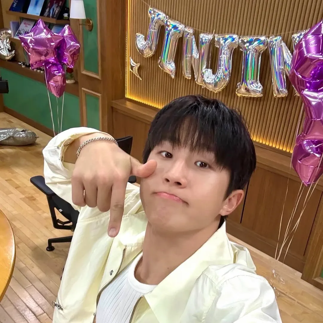 A moment captured by Jinjin (ASTRO)'s fan