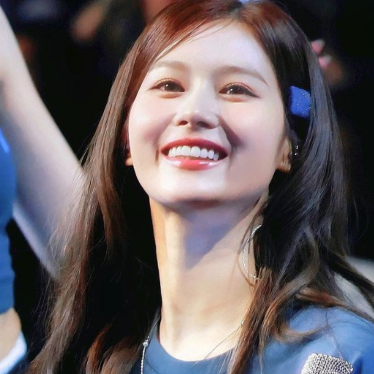 Foto aktivitas terbaru Sana (TWICE)