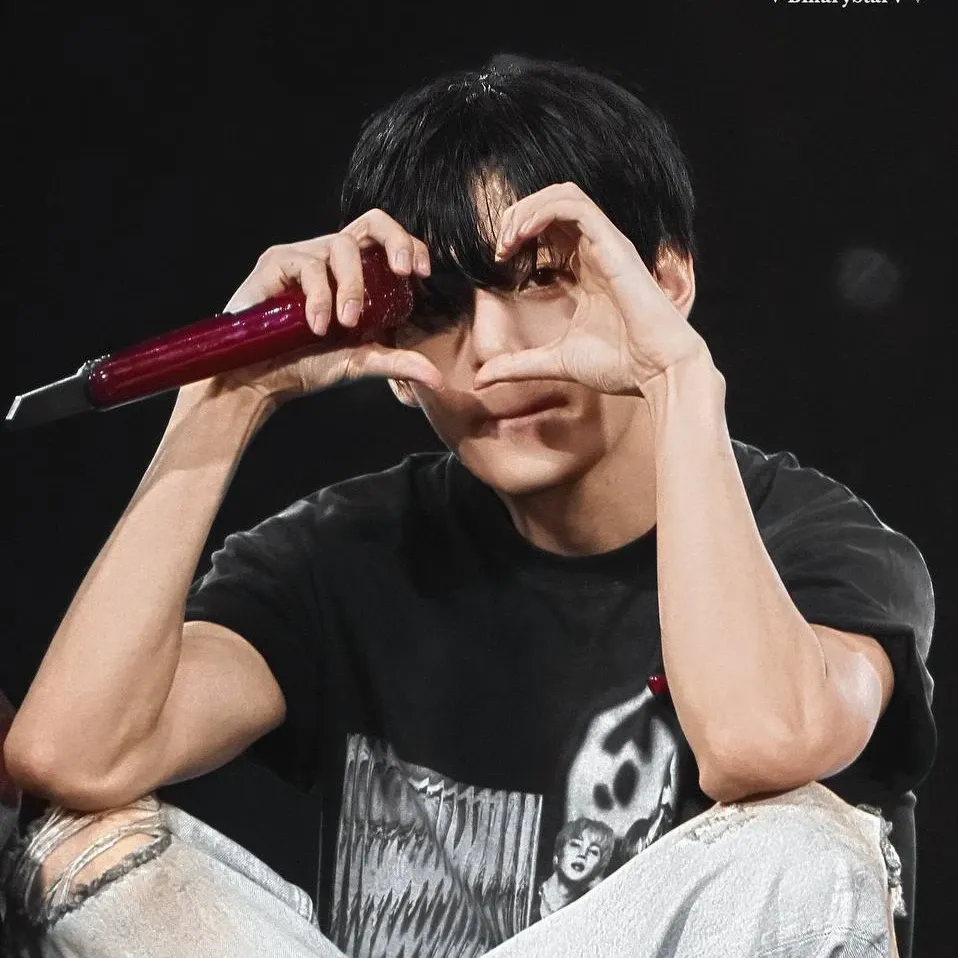 뷔 (방탄소년단)의 최신 사진