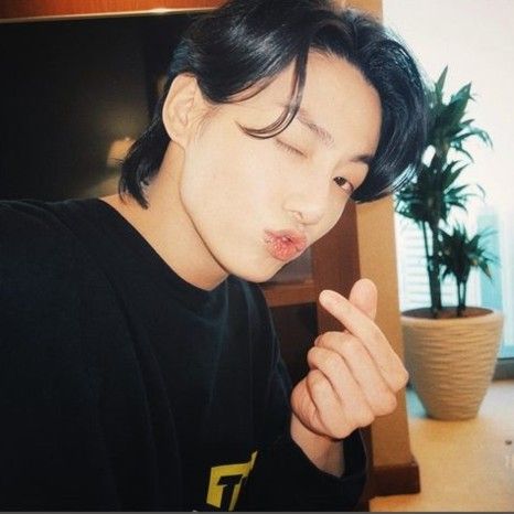 Foto aktivitas terbaru Jungkook (BTS)