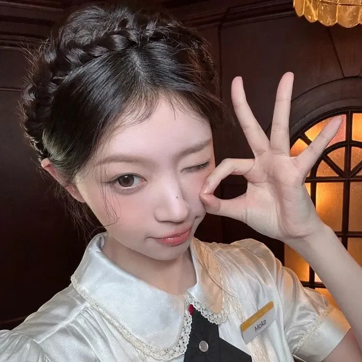 Behind-the-scenes cut of Moka (ILLIT)