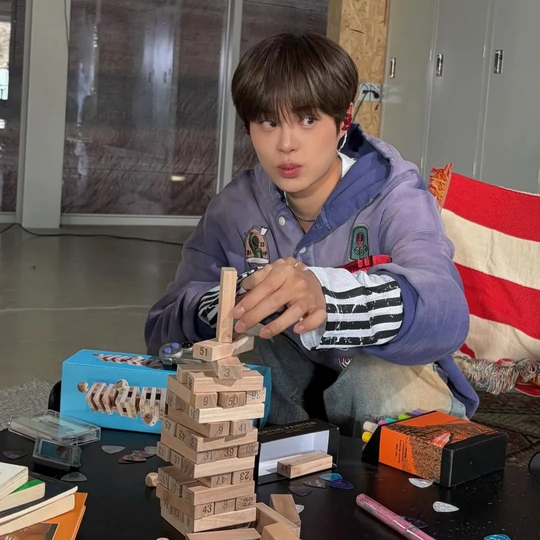 A moment captured by Lee Daehwi (AB6IX)'s fan