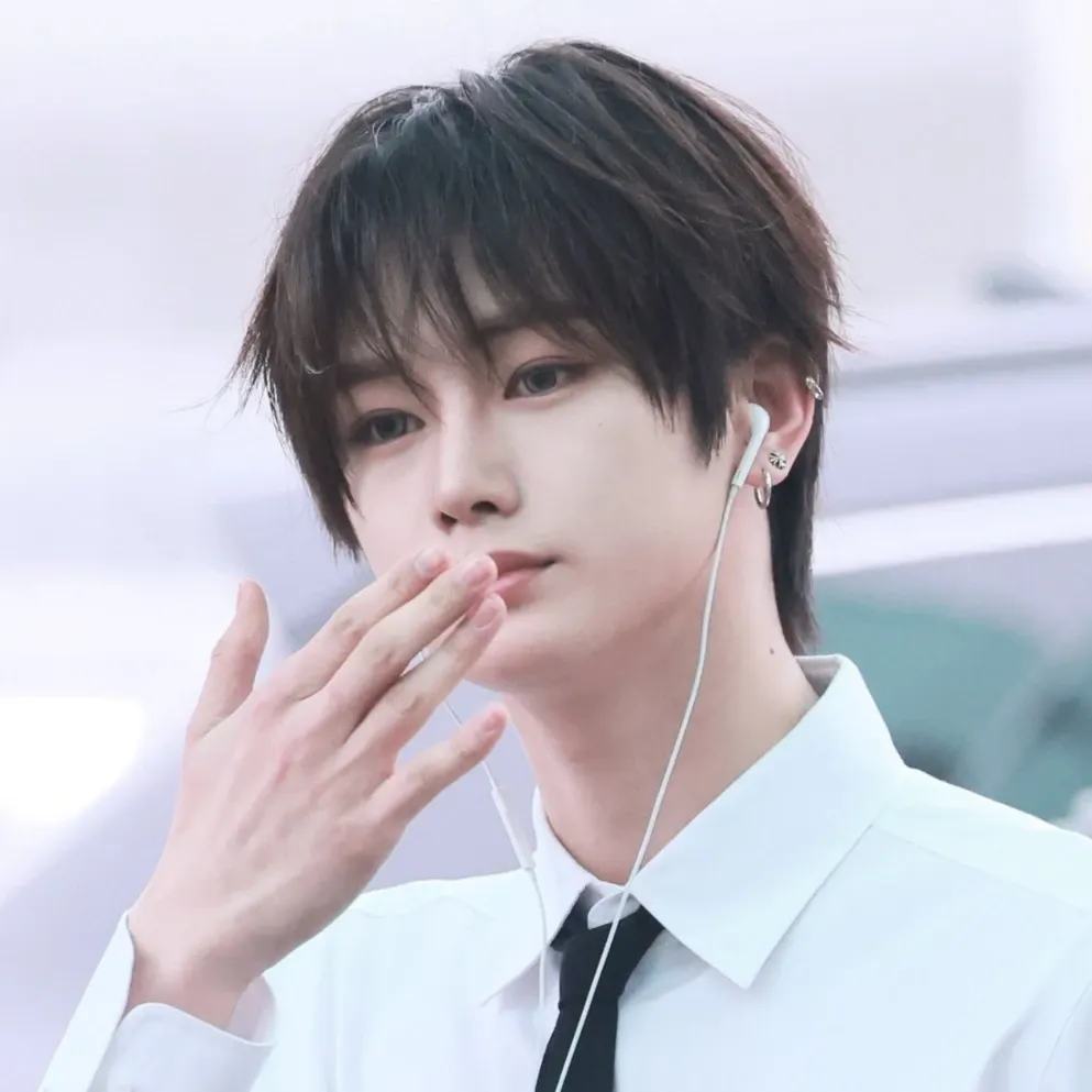 A moment captured by Zhou Anxin (ALPHA DRIVE ONE)'s fan