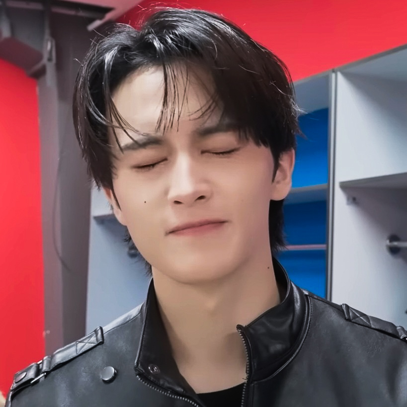 A moment captured by Mark (NCT 127, NCT DREAM)'s fan