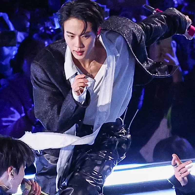 진 (방탄소년단) 최근 활동샷