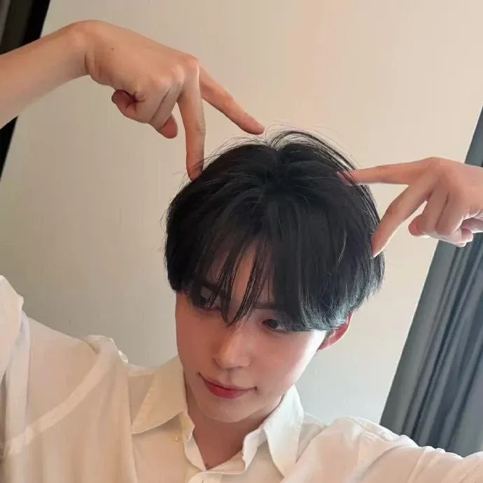 Latest photo of Sung Hanbin (ZEROBASEONE)