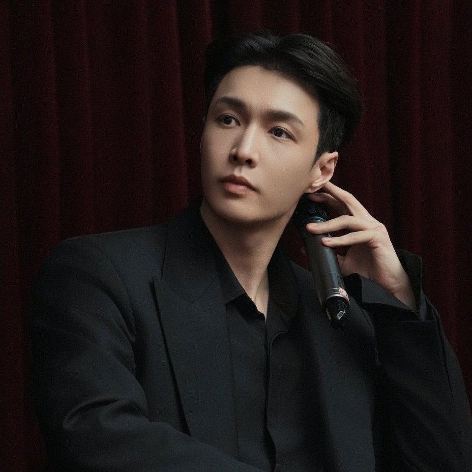 Behind-the-scenes cut of Lay (EXO)