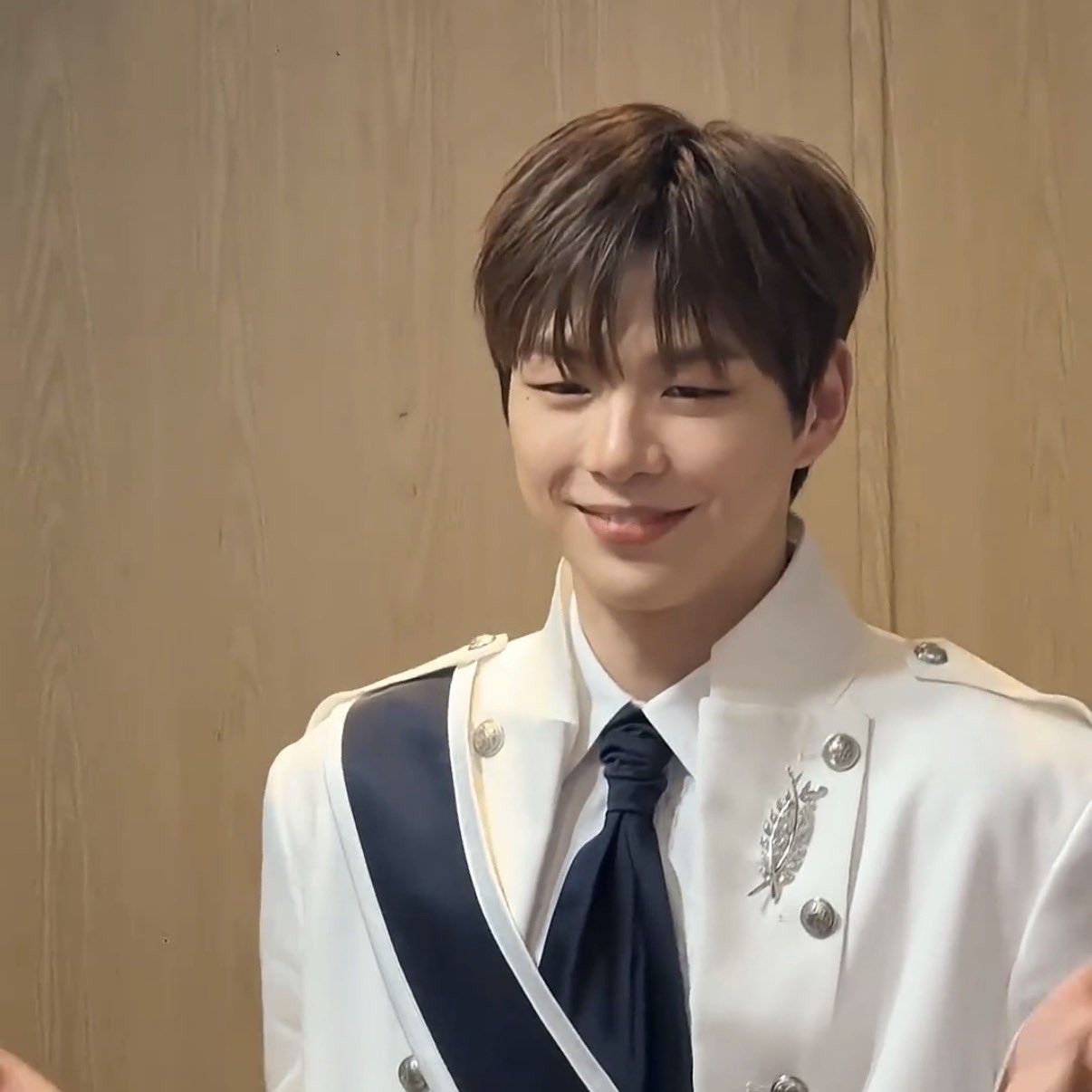 강다니엘의 비하인드 컷