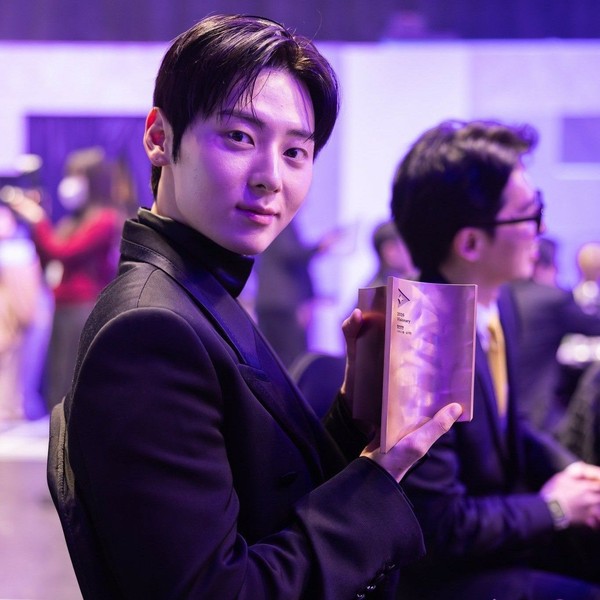 Signature photo of Hwang Minhyun capturing their charm