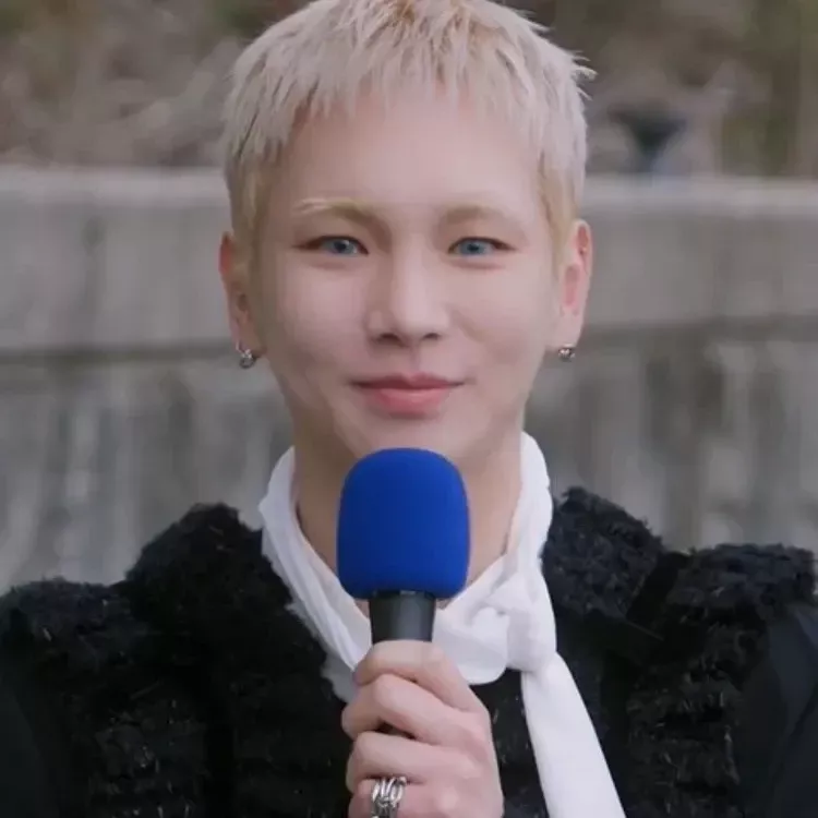 A moment captured by Key (SHINee)'s fan