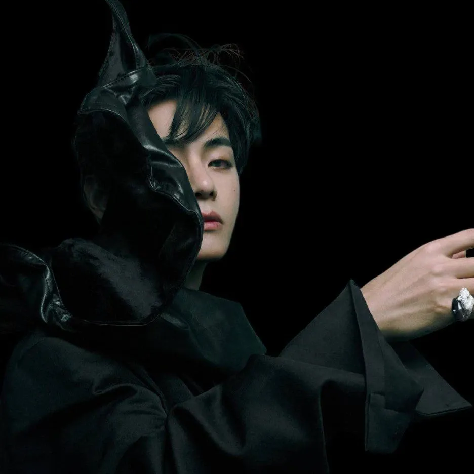 Behind-the-scenes cut of V (BTS)