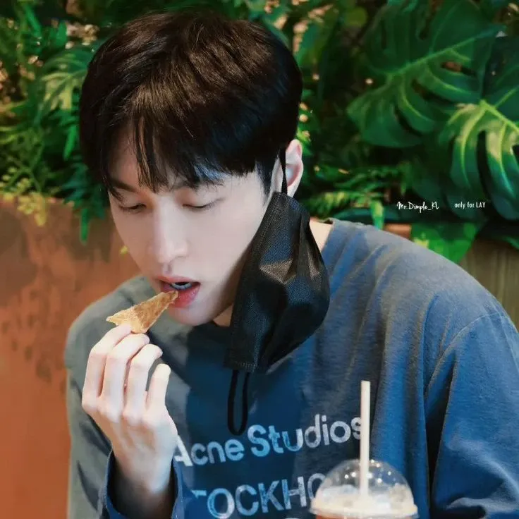 Behind-the-scenes cut of Lay (EXO)